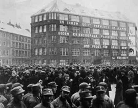 Darvinist ideologiyaların qapalı dairəsi: kommunizmə qarşı faşizm. 1933-cü ildə Alman Kommunist Partiyasının binası qarşısında kommunizmə etiraz etmək üçün topl