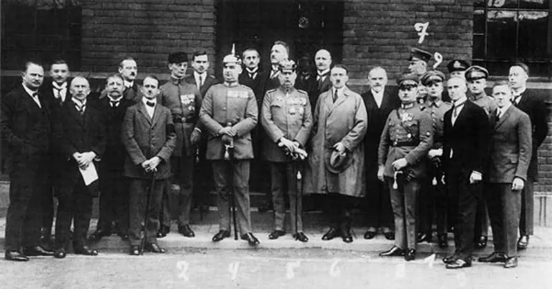 1920-ci illərdə başlayan nasist hərəkatı o illərdə məşhur Pivəxana çevrilişi cəhdi ilə ilk zorakılıq aksiyasını həyata keçirdi. Yuxarıda Pivəxana çevrilişinin t
