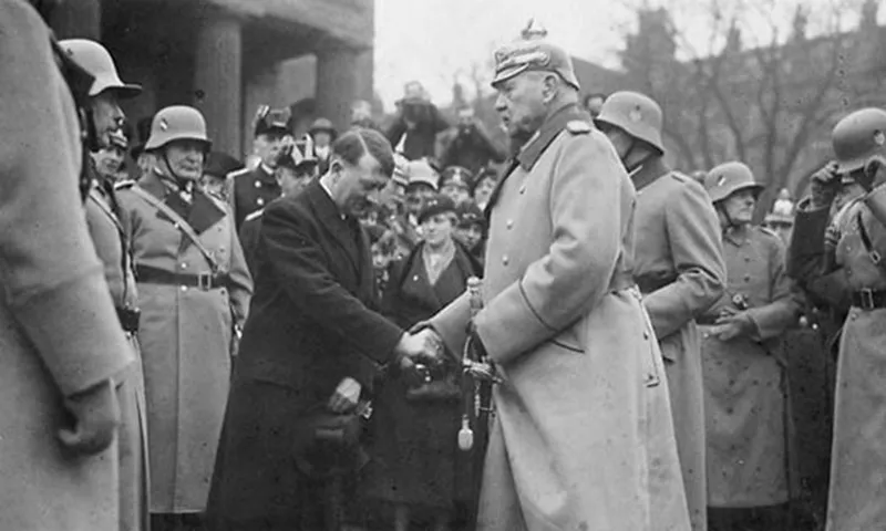 30 yanvar 1933-cü ildə Hitler prezident Paul fon Hindenburq tərəfindən kansler (baş nazir) təyin edildi.