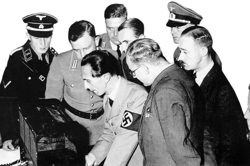 Ortada Propaganda Bakanı Joseph Goebbels