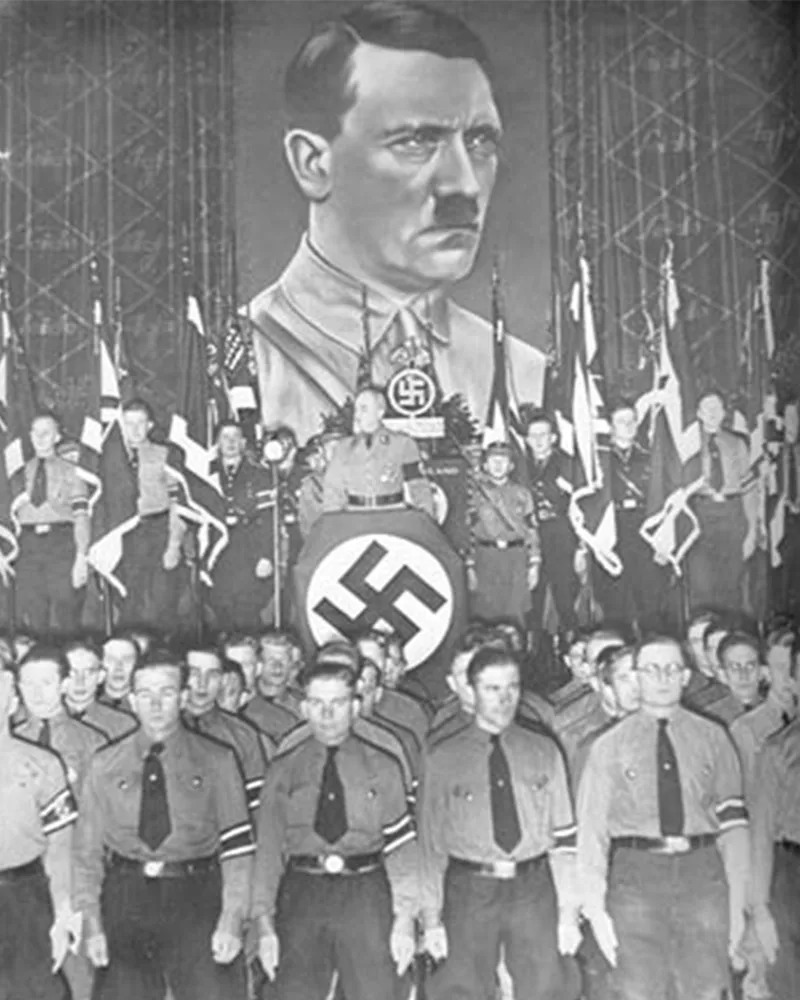 "Hitler sizi hər yerdə görür" təlqini. Faşist rejimlərdə lider plakatlarının hər tərəfə asılmasının məqsədi kütlələrə sanki daim lider tərəfindən izləndikləri h