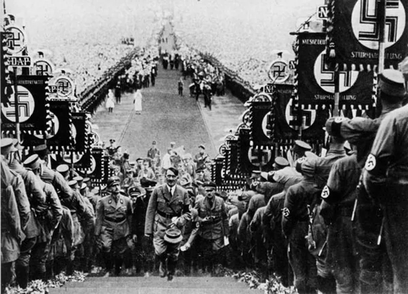 Hitler və onun qərargahı mülki şəxslər olmalarına baxmayaraq həmişə hərbi forma geyinir və hərbi mərasimlər idarə edirdilər. Məqsəd alman cəmiyyətini müharibə a