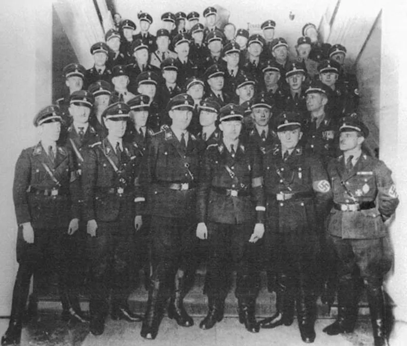 Nasist hərəkatının içində o qədər çox homoseksual azğın var idi ki, nasist partiyası sanki bir "homoseksuallar klubu" idi. Yuxarıda SS rəisi Henrix Himmler zabi