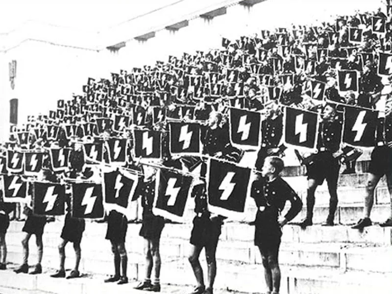Kiçik yaşda başlayan nasist təlqini. Hitler bütün alman cəmiyyətini nasist ideologiyasına görə formalaşdırmaq istəyirdi. Xüsusilə uşaqların və gənclərin bu ideo
