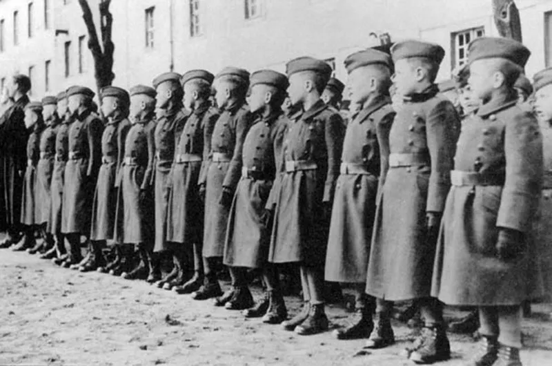 Gələcəyin SS zabitləri kimi yetişdirilən kiçik alman uşaqları