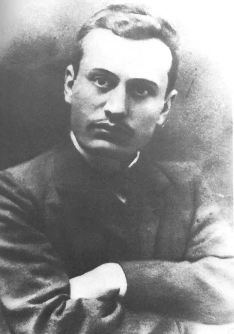 Kommunizmlə başlayıb faşizmlə davam edən təcavüzkarlıq. Gənc Mussolini La Lotta di Classe (Sinfi mübarizə) adlı həftəlik kommunist jurnalının redaktoru idi. Jur