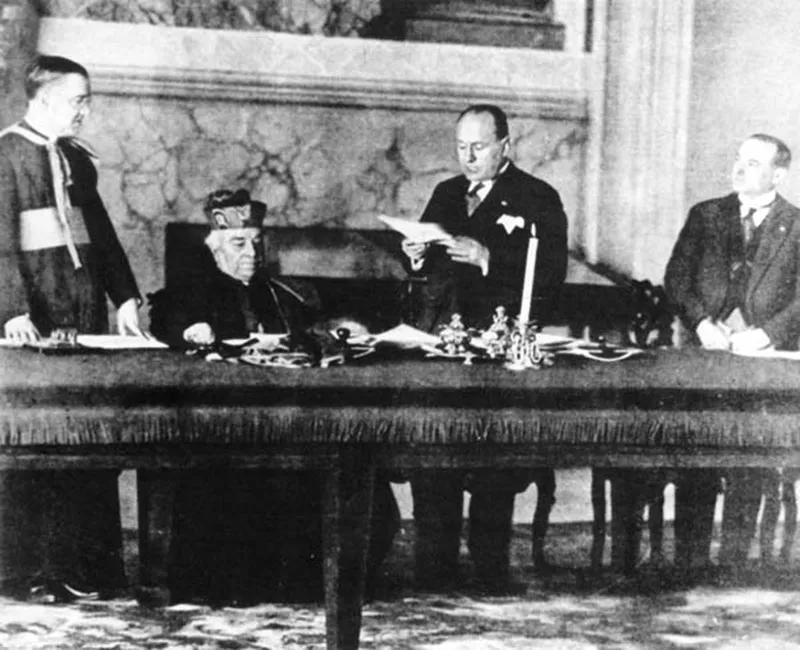 Mussolininin dindar maskası. Mussolini gəncliyindən etibarən Allaha və dinə qarşı nifrət duymasına baxmayaraq hakimiyyətə gəldikdən sonra guya dindar bir sifətə