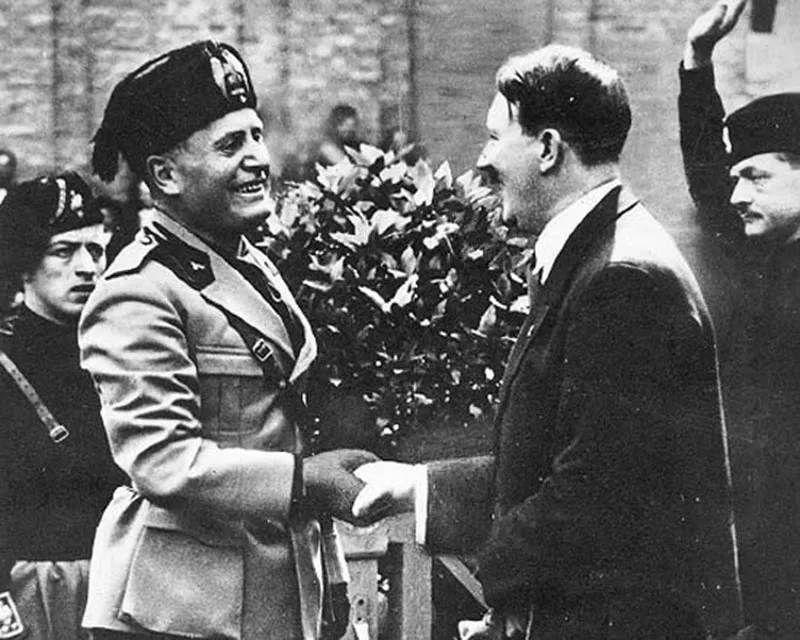 Faşistler elele: Hitler ve Mussolini..