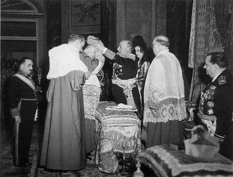Franko hakimiyyəti boyunca faşist dövlətin prinsiplərindən kənar bir dini anlayışın inkişafına icazə vermədi. Kilsəni əsas prinsiplərindən azdırdı və faşist rej