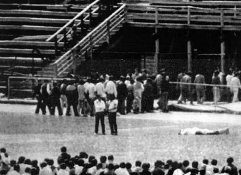 1973-cü ildə 3000 "şübhəli" dindirilmək üçün Santyaqo stadionuna qapadıldı. Onların çoxu dindirmənin sonunda öldürüləcəkdi. Xuntanın ilk ilində minlərlə insan q